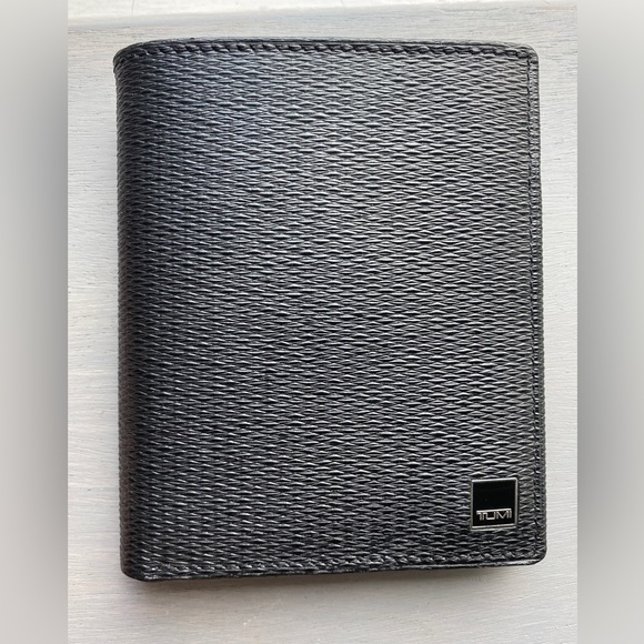 TUMI Tri-Fold Slim Wallet Like New! Black Textured